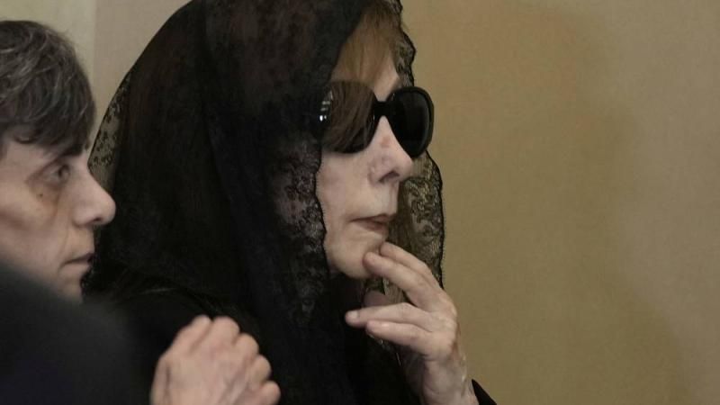Lebanon's diva Fairuz, right, one of the Arab world's most popular singers and the mother of Ziad Rahbani, a visionary Lebanese composer, playwright, pianist and political provocateur, who died last Saturday at age 69, receives condolences during her son's funeral at a church in Bekfaya town, mount Lebanon, Monday, July 28, 2025. (AP Photo/Bilal Hussein) 1b0286bdc8.jpg