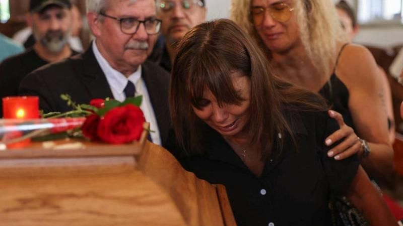A woman reacts next to the coffin of Ziad Rahbani, the Lebanese composer and musician who created a distinct Lebanese sound from Western and Arabic musical roots, during his funeral in Bikfaya, Lebanon July 28, 2025. REUTERS/Mohamed Azakir 4b1f019edb.jpg