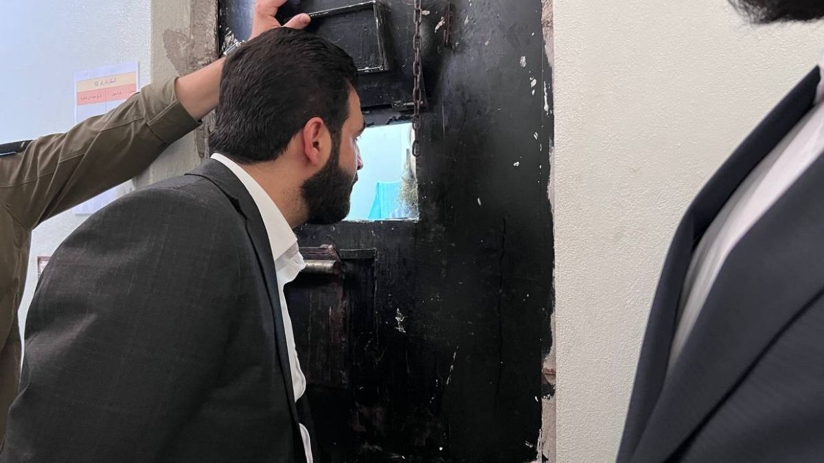 وزير الداخلية أنس خطاب يتفقد سجون مدينة إدلب - 24 آب 2025 (وزارة الداخلية السورية)