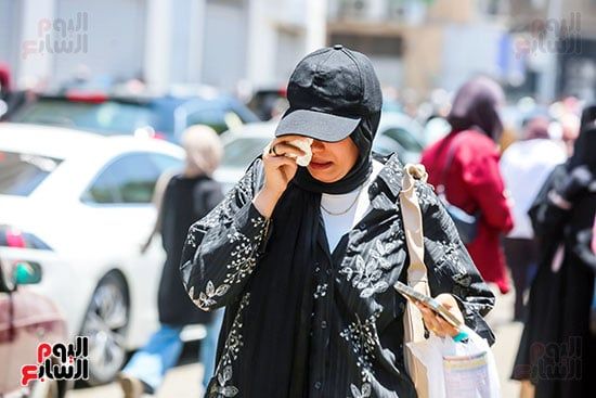 طالبة تبكى لصعولة الامتحان طالبة تبكى لصعولة الامتحان