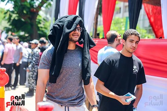الطلاب بعد أداء الامتحان الطلاب بعد أداء الامتحان