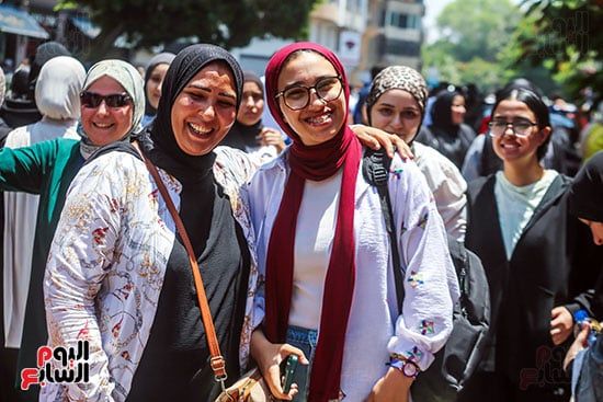 طالبات الثانوية العامة بعد أداء امتحان اللغة العربية (2) طالبات الثانوية العامة بعد أداء امتحان اللغة العربية (2)