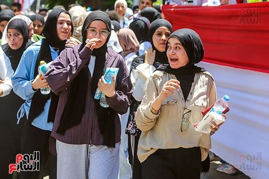 طالبات الثانوية العامة أمام لجان الجيزة طالبات الثانوية العامة أمام لجان الجيزة