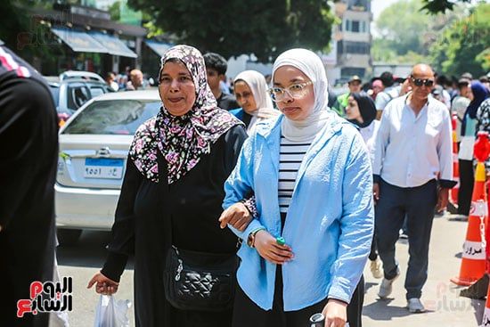 أم وابنتها بعد امتحان العربى أم وابنتها بعد امتحان العربى