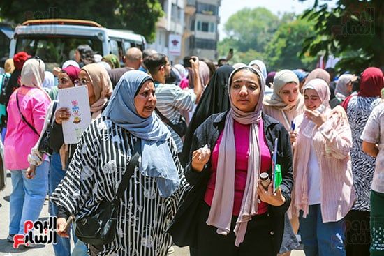 الأمهات يرافقن بناتهن بعد أداء امتحان العربي الأمهات يرافقن بناتهن بعد أداء امتحان العربي