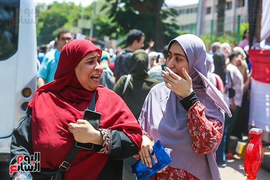 أم وابنتها بعد امتحان اللغة العربية أم وابنتها بعد امتحان اللغة العربية