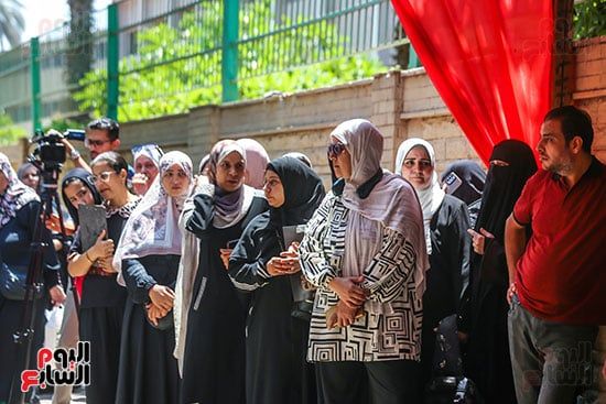 انتظار أولياء الأمور أمام اللجان (2) انتظار أولياء الأمور أمام اللجان (2)