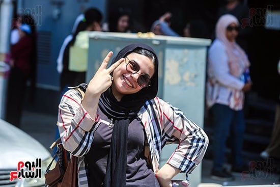 طالبة بالثانوية العامة أمام لجان الجيزة طالبة بالثانوية العامة أمام لجان الجيزة