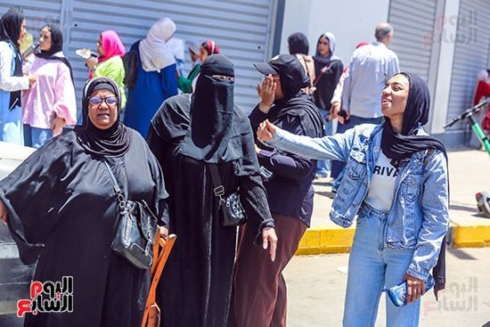انتظار أولياء الأمور أمام اللجان انتظار أولياء الأمور أمام اللجان