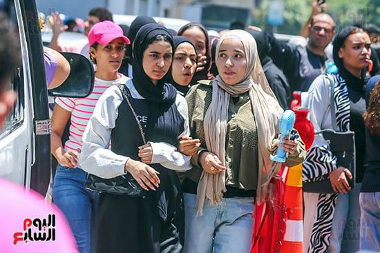 خروج طالبات الثانوية العامة من اللجان بعد أداء امتحان اللغة العربية خروج طالبات الثانوية العامة من اللجان بعد أداء امتحان اللغة العربية