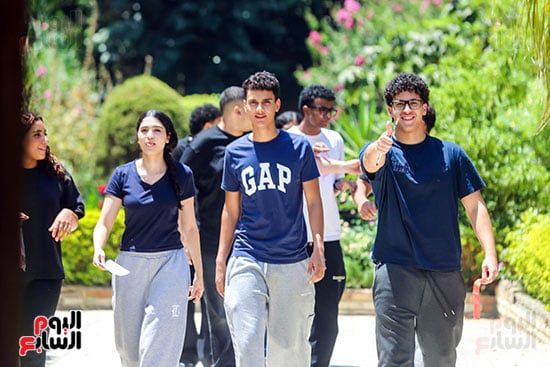 لحظة خروج الطلاب من امتحان اللغة العربية لحظة خروج الطلاب من امتحان اللغة العربية