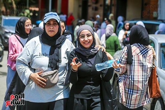 طالبة بالثانوية العامة بعد انتهاء امتحان العربى طالبة بالثانوية العامة بعد انتهاء امتحان العربى