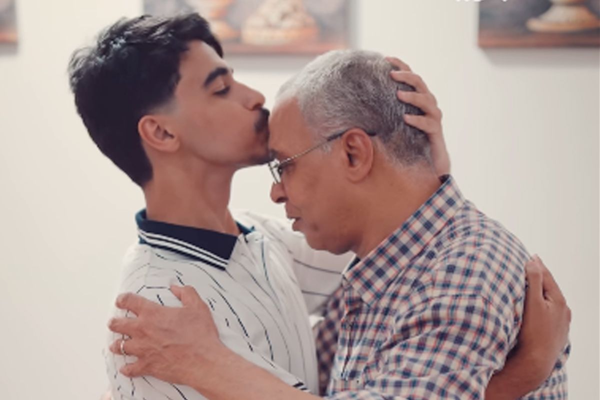 علي زكريا يطبع قُبلة على جبين والده