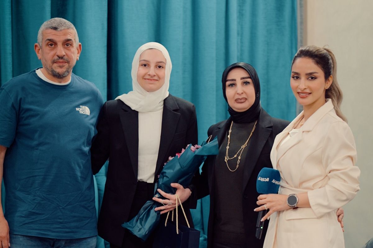 تمارا الهندي تتوسط والديها