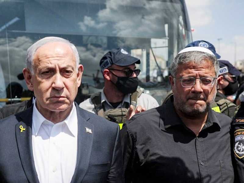 وزير الأمن القومي الإسرائيلي المتطرف إيتمار بن غفير إلى جوار نتنياهو