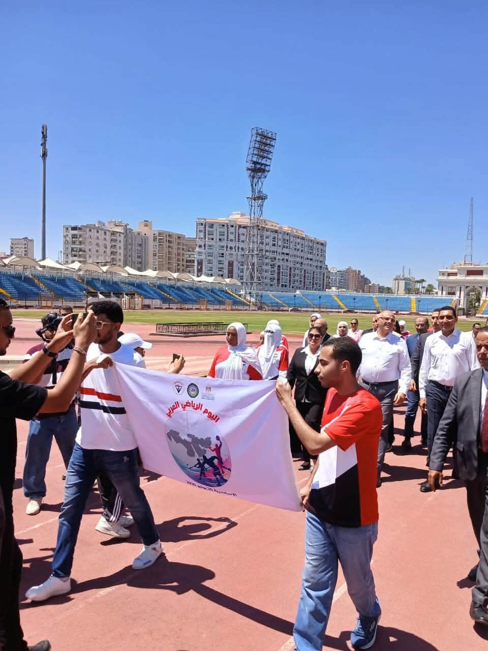 وزير الشباب ومحافظ الإسكندرية يشهدان إطلاق شعلة اليوم الرياضي العربي