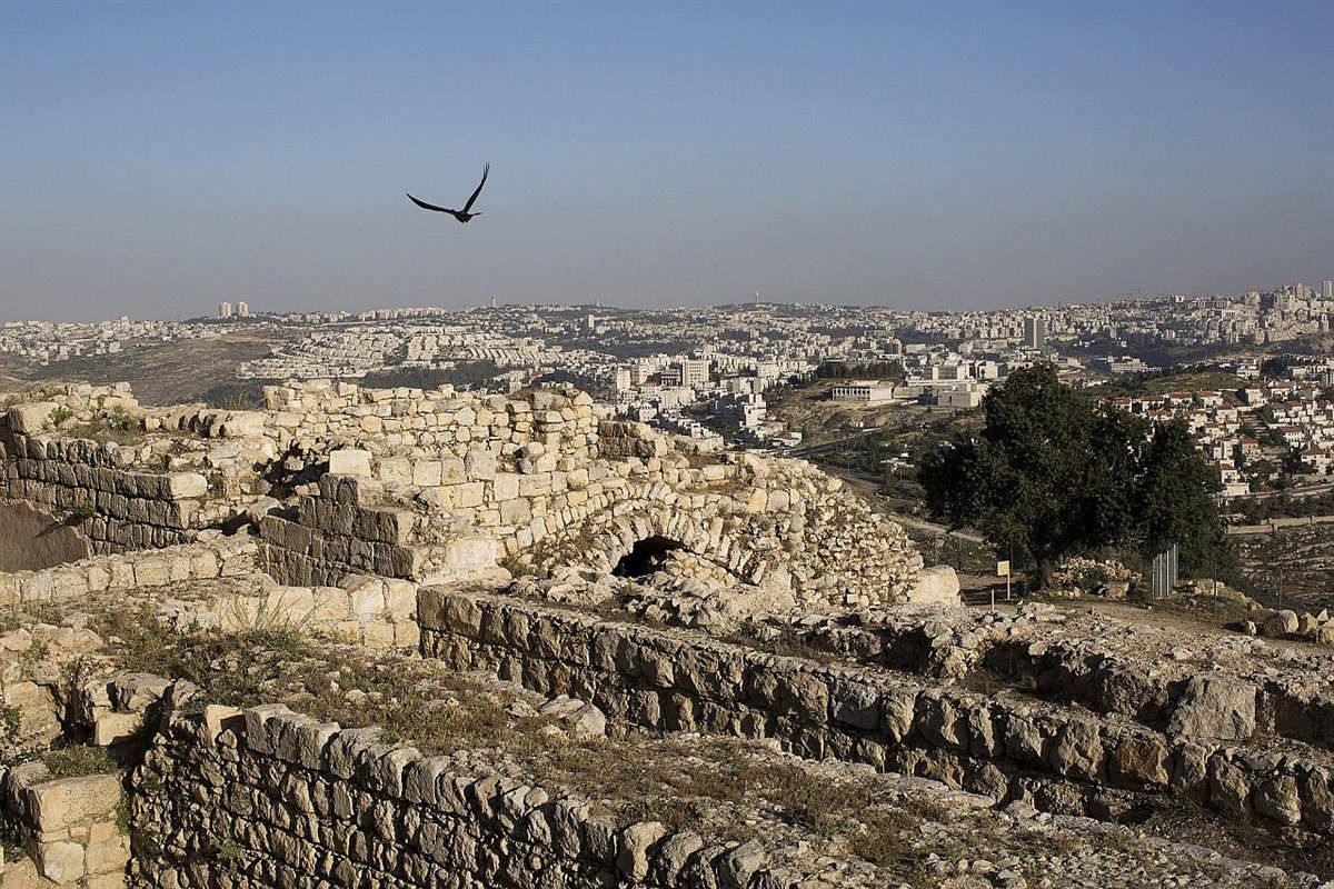 بقايا أثرية في قرية النبي صموئيل الفلسطينية في الضفة الغربية المحتلة