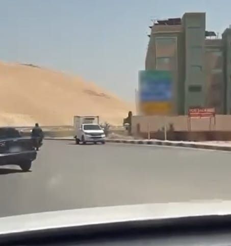  الأجهزة الأمنية تحدد السيارة وتضبط سائقا قاد عكس الاتجاه، فيتو