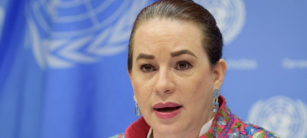 ماريا فرناندا إسبينوسا هي دبلوماسية وسياسية وشاعرة من الإكوادور
