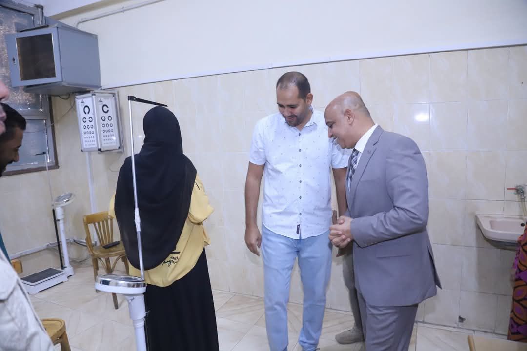 نائب رئيس جامعة قنا يتابع الكشف الطبي للطلاب في اختبارات القدرات بـ