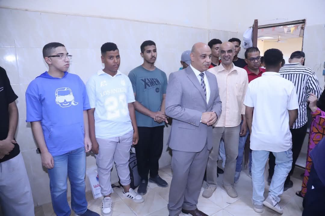 نائب رئيس جامعة قنا يتابع الكشف الطبي للطلاب في اختبارات القدرات بـ