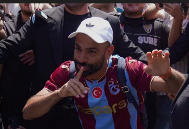 استقبال حافل من جماهير طرابزون لمحمد صلاح