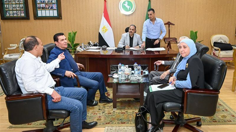 محافظ الشرقية يلتقى عددا