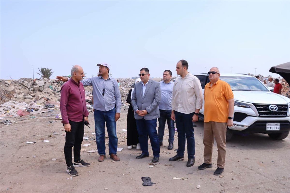 محافظ دمياط يتفقد حملات رفع المخلفات بعزبة البرج وشطا