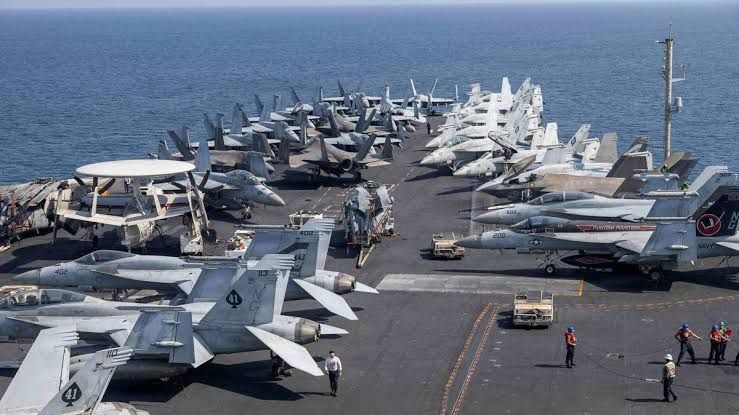 بحارة حاملة الطائرات الأمريكية لم يغادروها منذ 9 أشهر 