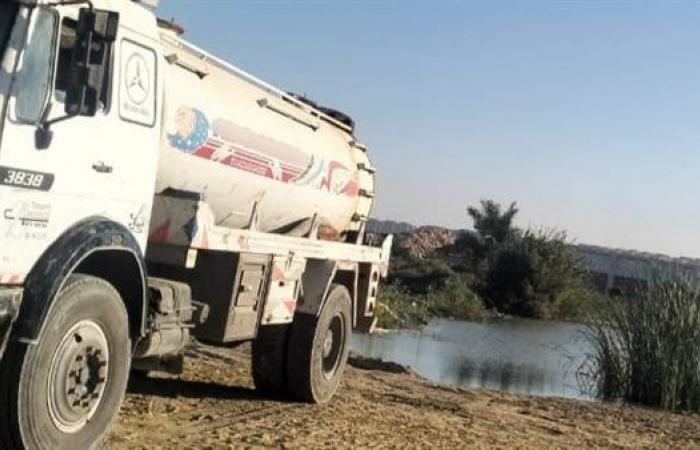 ضبط سيارة نقل تلقي مخلفات خطرة على أحد أحواض بحيرة مريوط بالإسكندرية