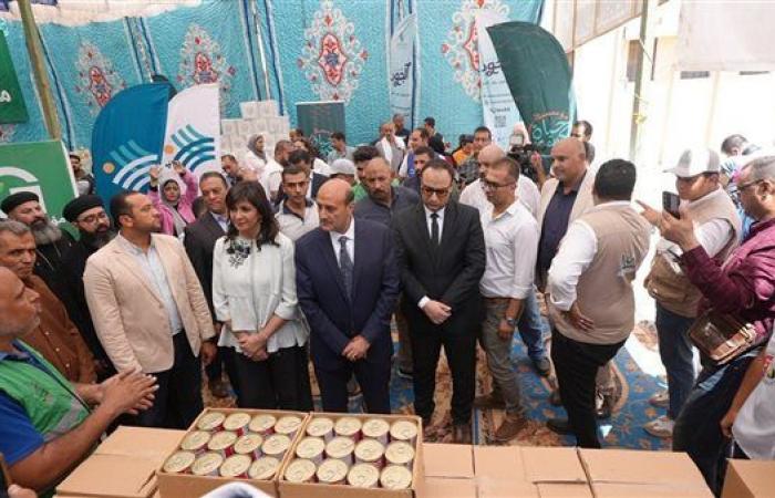 محافظ أسيوط ونبيلة مكرم يتفقدان قافلة "إيد واحدة" لدعم الأسر الأولى بالرعاية (فيديو)