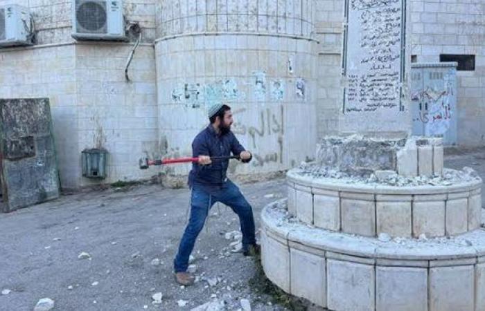 مطرقة الإرهابي سوكوت تحطم نصبا تذكاريا فلسطينيا.. و"هآرتس": سلوكيات المسؤولين الإسرائيليين في الضفة "استعراض انتخابي" (فيديو)