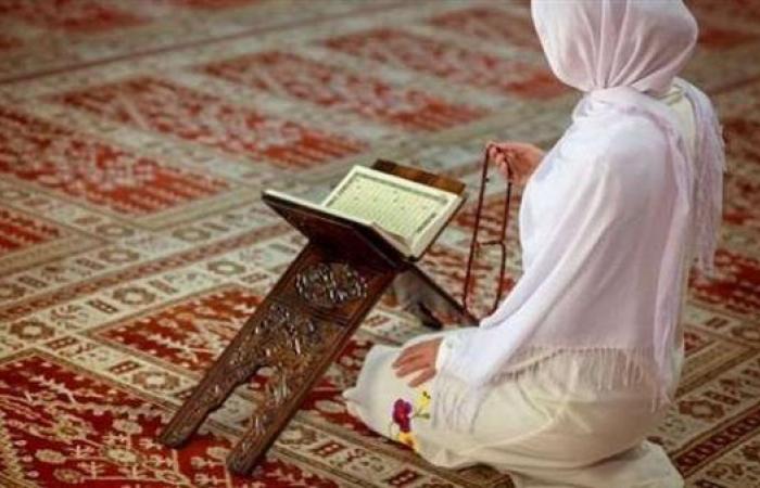 فيه خلاف، الإفتاء تحسم الجدل بشأن حكم ستر قدمي المرأة في الصلاة