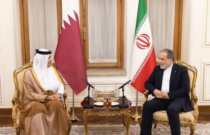 رئيس مجلس الوزراء وزير الخارجية يبحث مع وزير الخارجية الإيراني جهود خفض التصعيد وتهيئة الظروف الملائمة للحوار