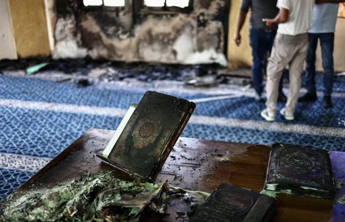 مطرقة الإرهابي سوكوت تحطم نصبا تذكاريا فلسطينيا.. و"هآرتس": سلوكيات المسؤولين الإسرائيليين في الضفة "استعراض انتخابي" (فيديو)