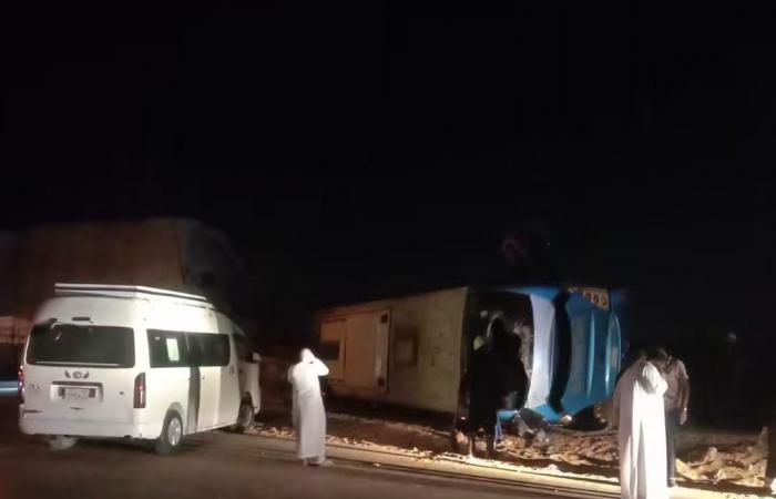 ليلة دامية بمحور الضبعة 4 وفيات و63 مصابا، محافظ مطروح يتابع تداعيات حادث تصادم أتوبيس بسيارة نقل (صور)