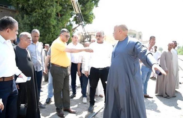محافظ قنا يتفقد قرية الأشراف القبلية ويوجه برفع كفاءة مزلقان السكة الحديد (صور)