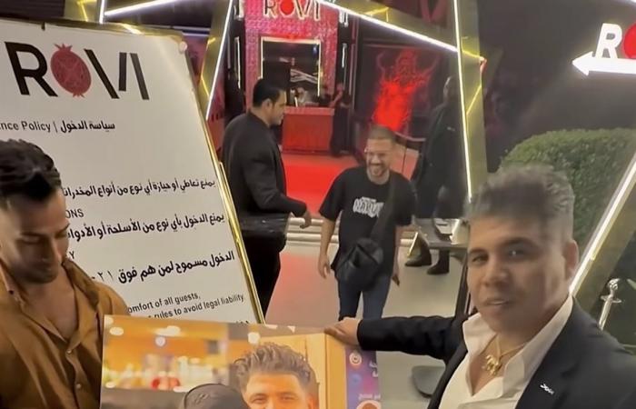 عمر كمال يكشف عن هدية مميزة من أحد معجبيه.. صورة تجمعه بوالدته