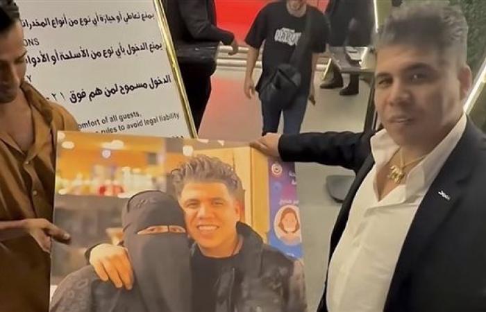 عمر كمال يكشف عن هدية مميزة من أحد معجبيه.. صورة تجمعه بوالدته