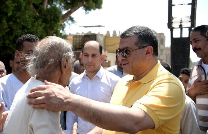 محافظ قنا يتفقد قرية الأشراف القبلية ويوجه برفع كفاءة مزلقان السكة الحديد (صور)