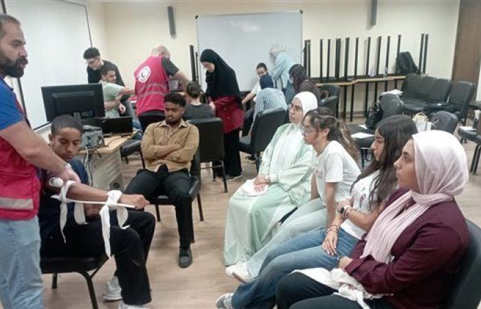 الهلال الأحمر يدرب طلاب طب عين شمس على الإسعافات الأولية ودعم الحياة الأساسي