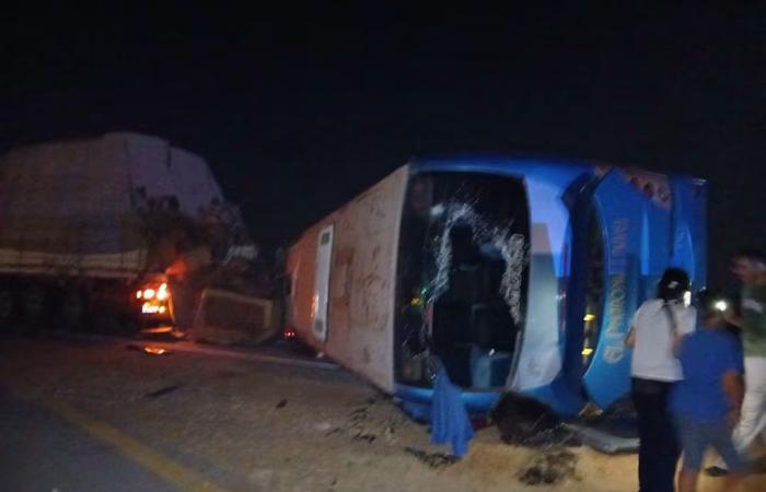 ليلة دامية بمحور الضبعة 4 وفيات و63 مصابا، محافظ مطروح يتابع تداعيات حادث تصادم أتوبيس بسيارة نقل (صور)