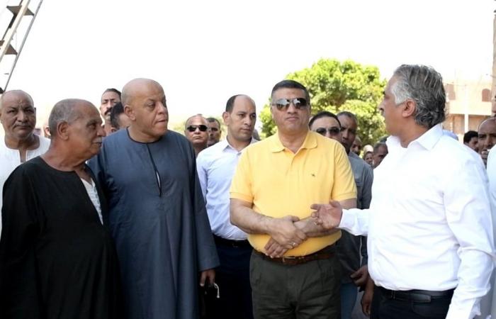 محافظ قنا يتفقد قرية الأشراف القبلية ويوجه برفع كفاءة مزلقان السكة الحديد (صور)