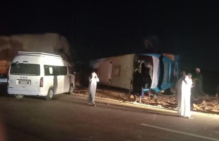ليلة دامية بمحور الضبعة 4 وفيات و63 مصابا، محافظ مطروح يتابع تداعيات حادث تصادم أتوبيس بسيارة نقل (صور)