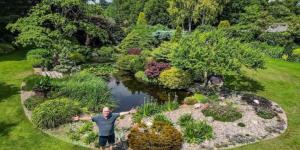 يحول حديقة منزله إلى واحة خضراء في 27 عاماً