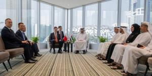 منصور بن محمد يبحث التعاون الرياضي بين الإمارات والصين