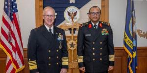 رئيس أركان القوات البحرية يبحث مع نظيره الأمريكي تعزيز التعاون والأمن البحري