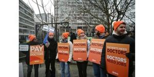 إضراب
جديد
للأطباء
في
إنجلترا
يستمر
5
أيام
في
خضم
موسم
الانفلونزا
