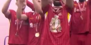 أحمد
      سعد
      يطرح
      أغنية
      فخر
      العرب
      المصري
      ويهديها
      لـ
      محمد
      صلاح|
      تعرف
      على
      كلماتها