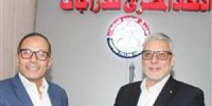 رئيس اتحاد الدراجات يجتمع بالخبير الإيطالي لقيادة المنتخب